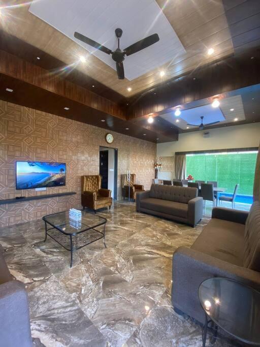 Mount Resorts Lonavala 5 Bhk Luxurious Villa With Private Pool And Full Size Cricket Football Turf מראה חיצוני תמונה